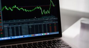Ibovespa se recupera de forte queda na segunda e prévia da inflação em alta