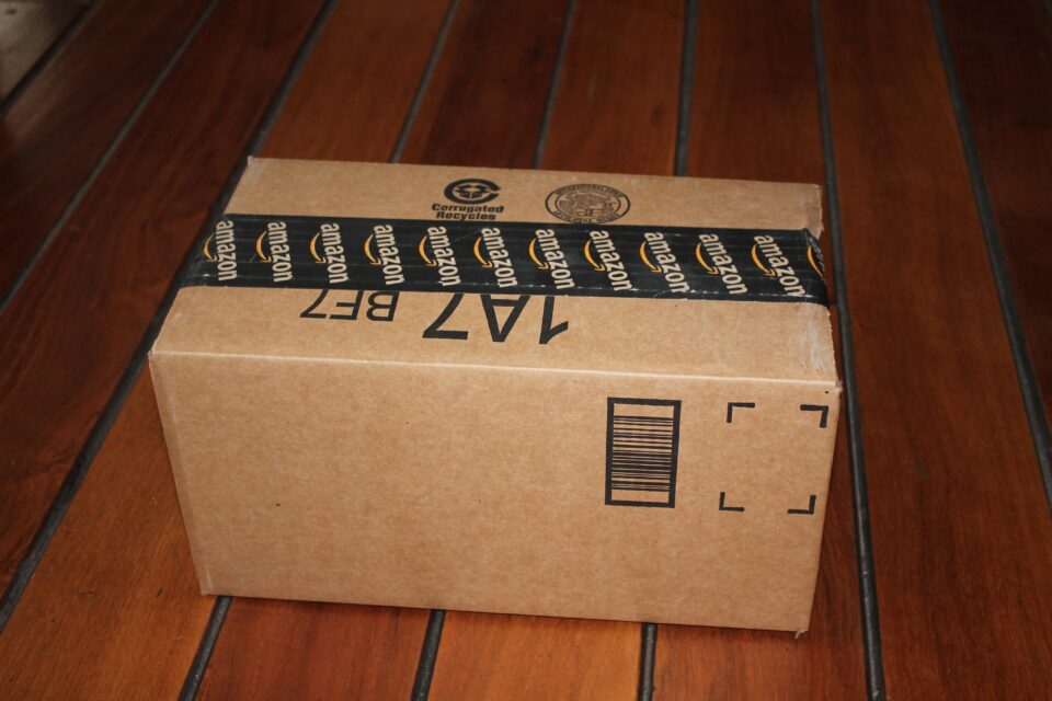Caixa de entrega representando o split das ações da Amazon