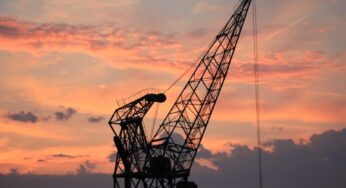 Petróleo tem alta com corte surpresa de produção da Opep+