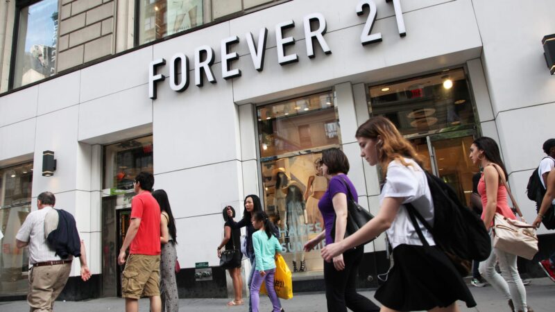 Forever 21 anuncia fechamento de lojas e promove queima de estoque