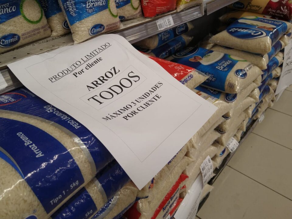 Comprar arroz já tem limite de quantidade em supermercado de BH e região