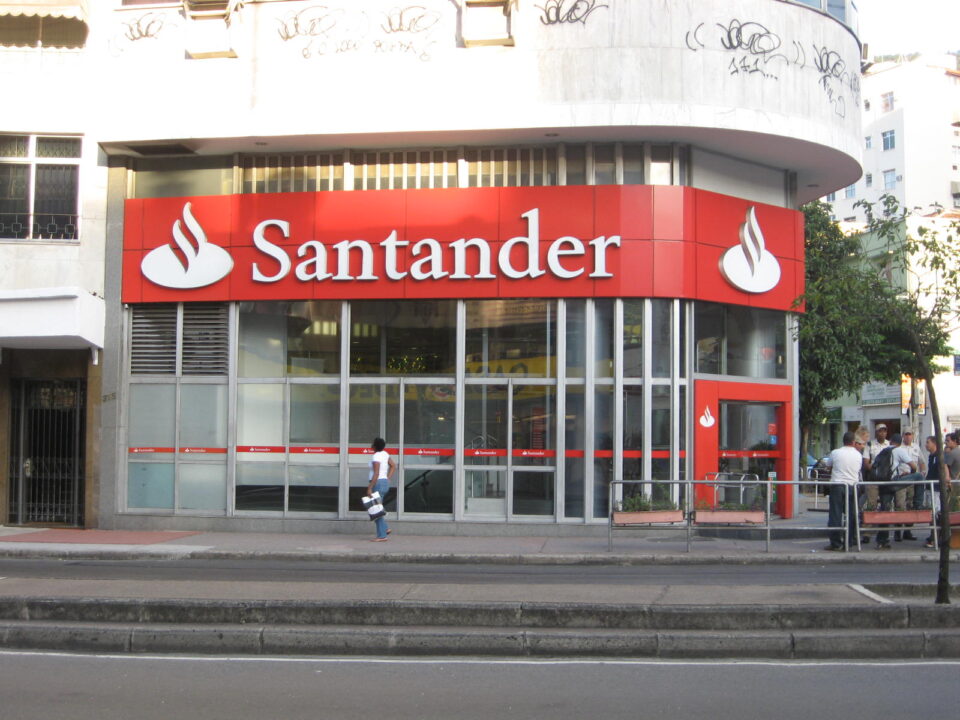 Trainee Santander 2025: Programa está aberto com 50 vagas