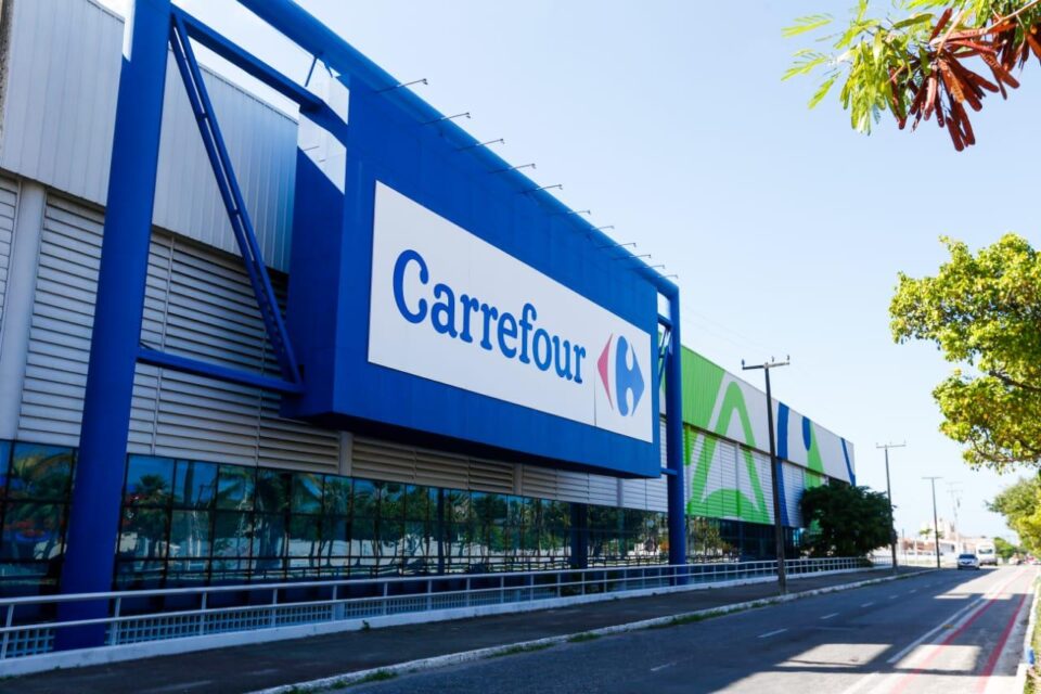 Carrefour surpreende vai demitir 2 mil empregados na véspera de natal